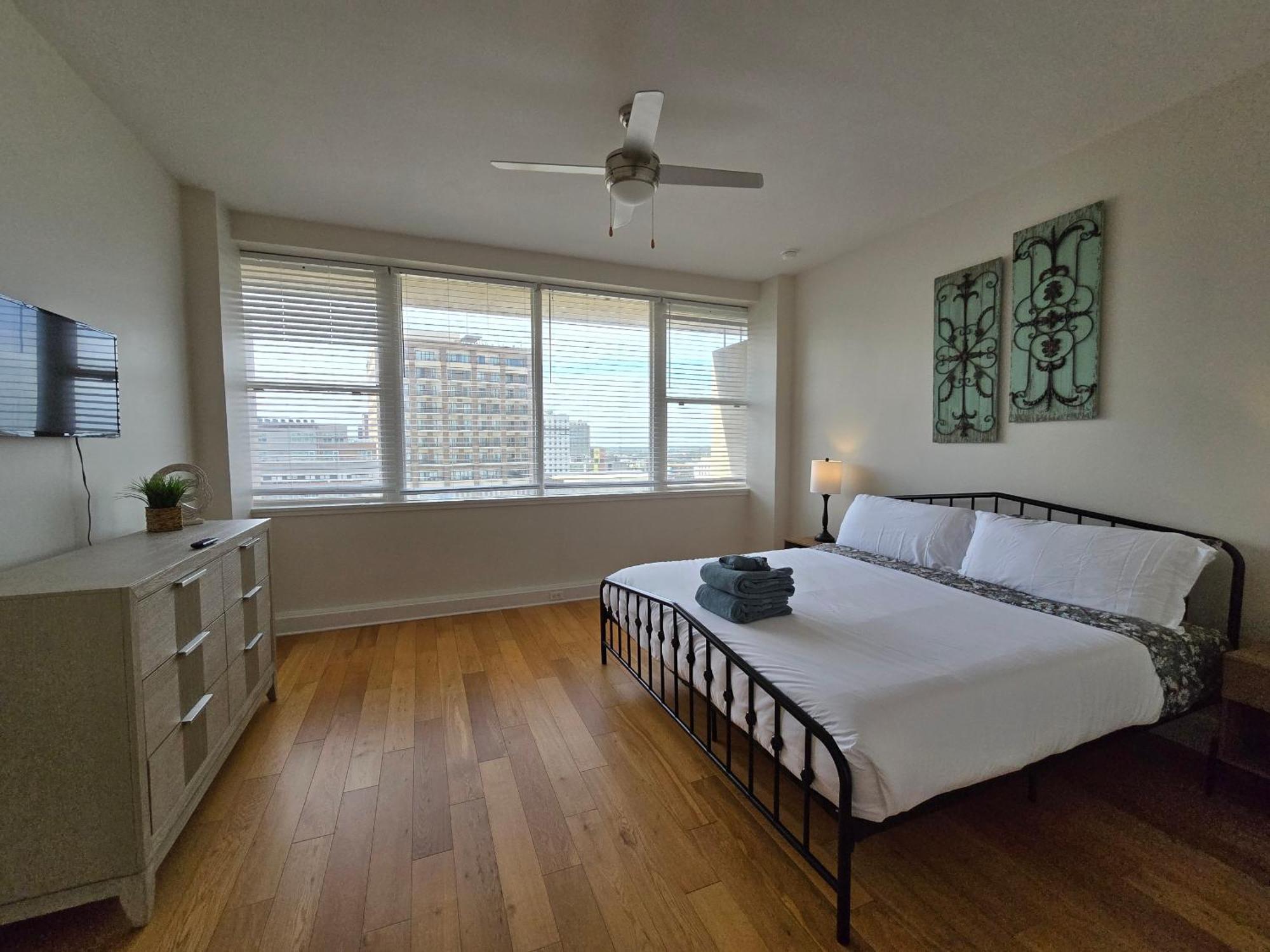 Amazing Condos Beautiful View 2 Blocks To French Quarter, Small Rooftop Pool, Gym, Seanger Theater, Super Dome, And Bourbon St New Orleans Room photo