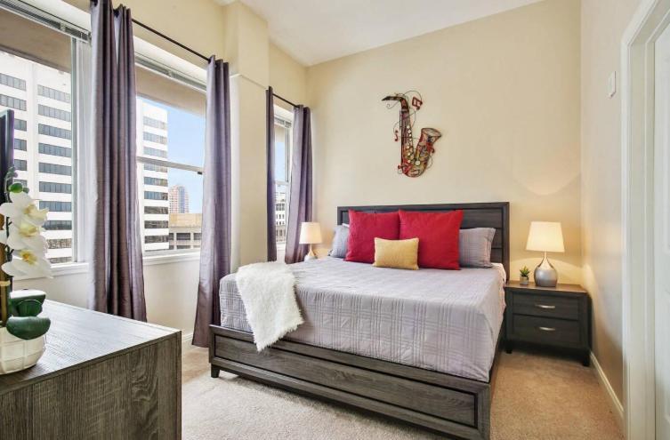 Amazing Condos Beautiful View 2 Blocks To French Quarter, Small Rooftop Pool, Gym, Seanger Theater, Super Dome, And Bourbon St New Orleans Exterior photo