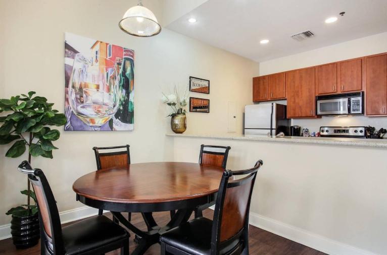 Amazing Condos Beautiful View 2 Blocks To French Quarter, Small Rooftop Pool, Gym, Seanger Theater, Super Dome, And Bourbon St New Orleans Exterior photo